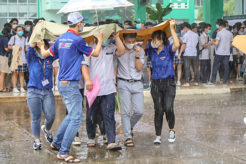 Bảo đảm sức khỏe cho các thí sinh dưới dưới cơn mưa bất chợt. Ấn tượng chương trình “Tiếp sức mùa thi” năm 2020 -0