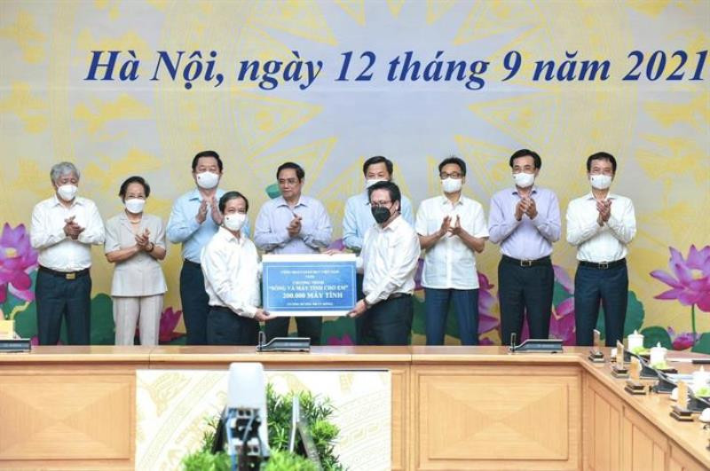 Thay mặt ngành giáo dục, Bộ trưởng Nguyễn Kim Sơn tiếp nhận ủng hộ máy tính của các đơn vị, tổ chức, doanh nghiệp tại Lễ phát động chương trình “Sóng và máy tính cho em” với mục tiêu trao cơ hội học tập cho trẻ em trên cả nước. Quyền con người được tôn trọng và bảo đảm -0