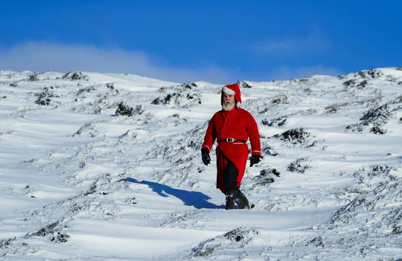 Trang phục ông già Noel nổi bật trên nền tuyết trắng xóa tại Glenshee, Scotland. Noel -0