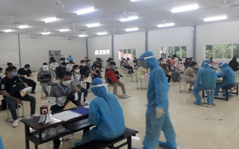 Nhân viên y tế lấy thông tin cá nhân công dân trở về từ Hàn Quốc.