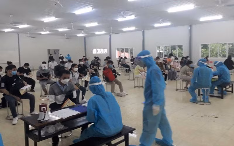 Nhân viên y tế lấy thông tin cá nhân công dân trở về từ Hàn Quốc.