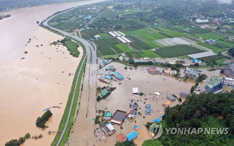 Một ngôi làng tại Hadong, tỉnh Nam Gyeongsang, Hàn Quốc chìm trong nước chảy từ sông Seomjin, ngày 8-8. (Ảnh: Yonhap)