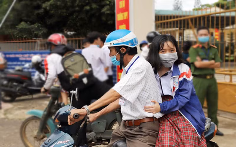 Tố Uyên được bác bảo vệ Trường THPT chuyên Bảo Lộc đưa đón đi thi. (Ảnh: K.P)