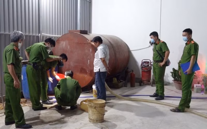 Các lực lượng Công an tỉnh Bình Thuận và cơ quan chức năng tiến hành kiểm tra, đo đếm lấy mẫu và niêm phong toàn bộ số lượng nhiên liệu và dung môi dùng để sản xuất xăng, dầu giả tại cơ sở này.