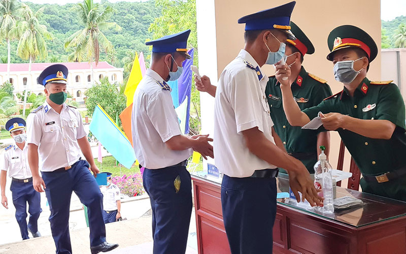 Đo thân nhiệt trước khi vào bầu cử. (Tin đề nghị ghép các địa phương) Xã đảo Thổ Châu trong ngày hội sớm -0