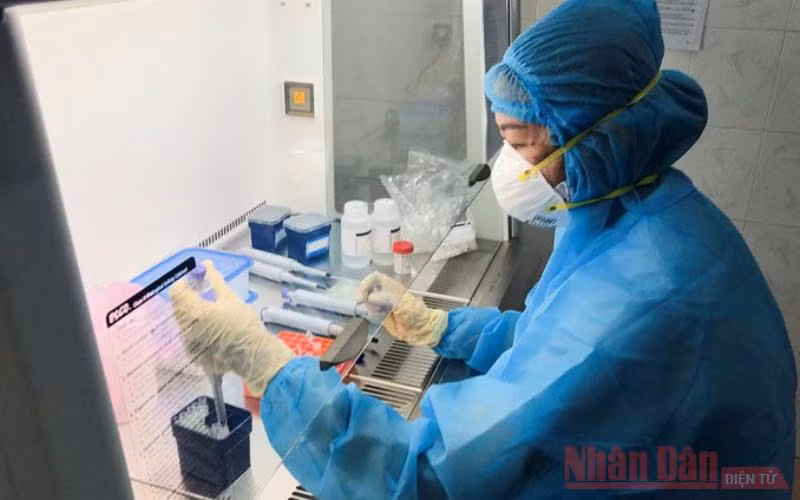 Nhân viên y tế Bệnh viện Đa khoa Đồng Tháp tại phòng xét nghiệm chẩn đoán SARS-CoV-2