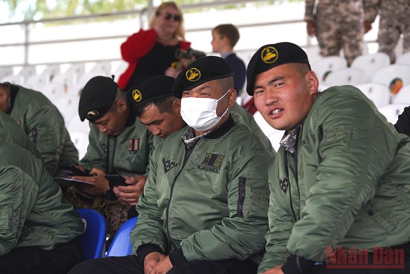 Anh R. Ariunbold, thành viên đội tuyển Xe tăng Mông Cổ (đeo khẩu trang màu trắng). Ảnh: THANH THỂ Đội tuyển Xe tăng Việt Nam gây ấn tượng với các đội tuyển cùng nhóm thi đấu -0