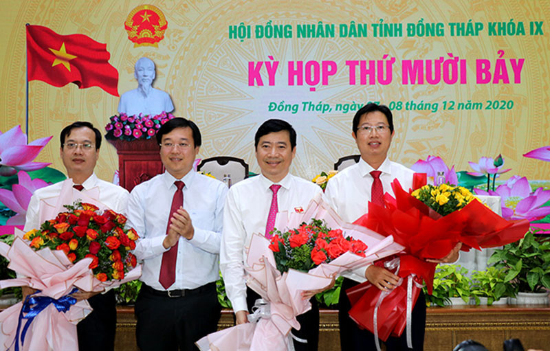 Bí thư Tỉnh ủy Đồng Tháp Lê Quốc Phong chúc mừng Chủ tịch UBND tỉnh và hai Phó Chủ tịch UBND tỉnh.