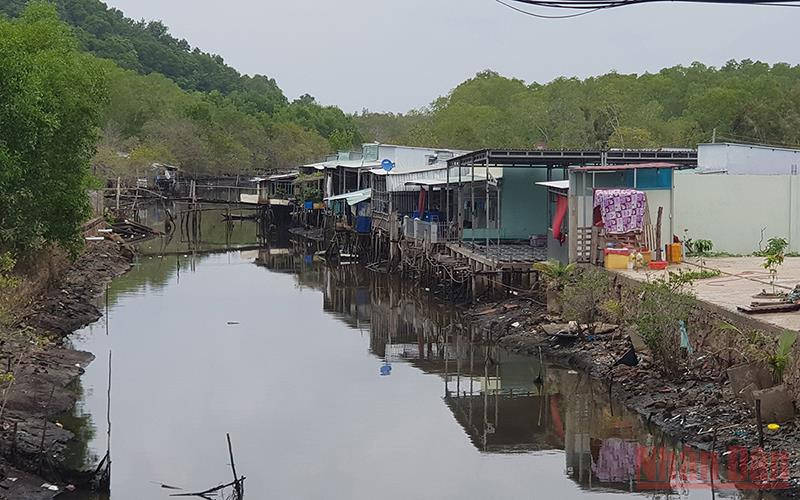 Một con rạch ở phường An Thới đổ ra Cầu Sấu ô nhiễm do nước thải của người dân. Bàn giải pháp quản lý nguồn nước trên đảo Phú Quốc -0