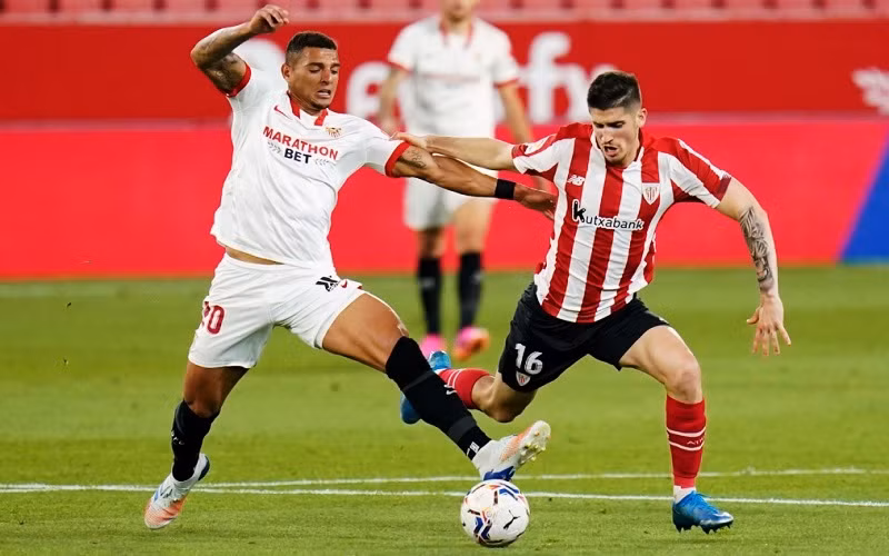 Sevilla (áo trắng) tự bắn vào chân mình với trận thua cay đắng phút 90, dù chơi áp đảo đối thủ suốt cả trận. (Ảnh: Sevilla FC)