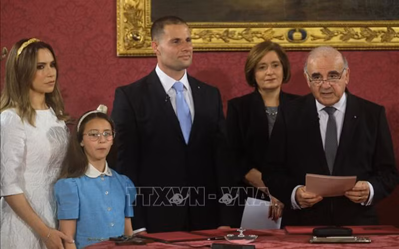 Thủ tướng Malta Robert Abela (giữa) tại lễ tuyên thệ nhậm chức trước Tổng thống George Vella (phải) sau bầu cử, tại Valletta, ngày 28/3/2022. Ảnh: THX/TTXVN