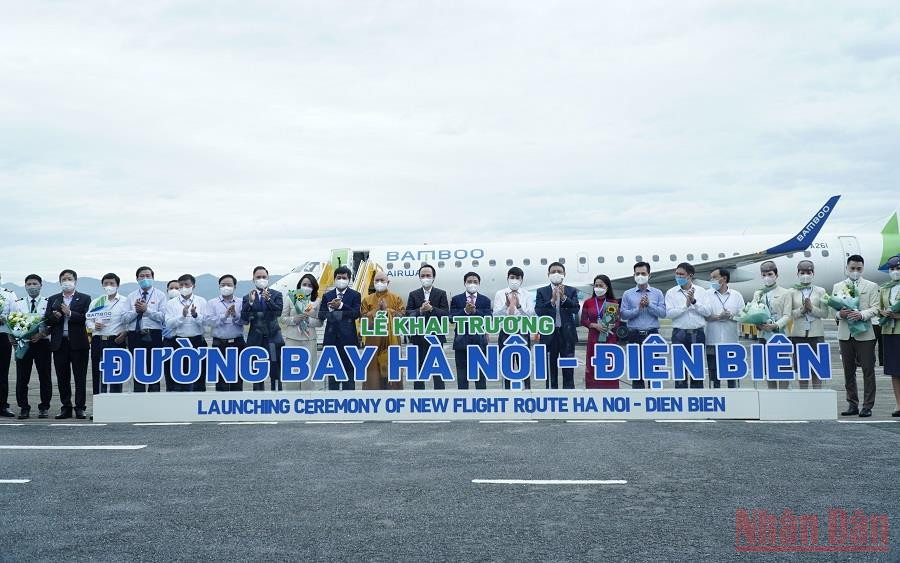 Lãnh đạo tỉnh Điện Biên, Cục Hàng không Việt Nam, Tập đoàn FLC cắt băng khai trương đường bay Hà Nội - Điện Biên. (Ảnh: LÊ LAN) Bamboo Airways chính thức công bố đường bay thẳng Hà Nội - Điện Biên -0