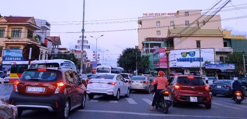 Ngã tư cầu vượt Thuận Lý (Đồng Hới) luôn tắc đường trong thời gian cao điểm hằng ngày.