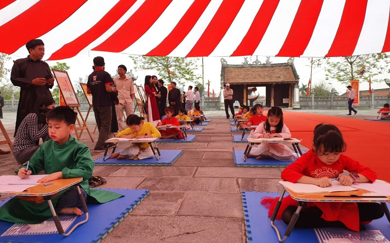 Học sinh Tường tiểu học Đống Đa, TP Vĩnh Yên luyện viết chữ đẹp. Vĩnh Phúc tri ân danh nhân văn hóa và triển lãm thư pháp -0