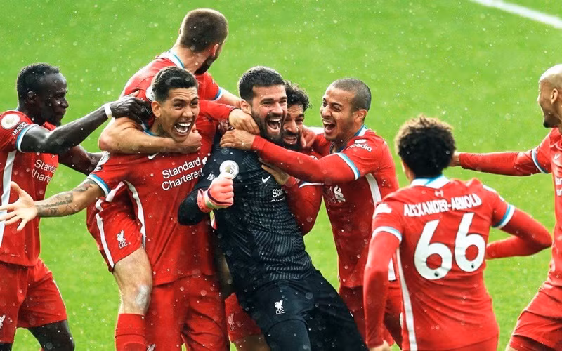 Alisson ghi bàn vào lưới West Brom ở vòng 36 là một trong những khoảnh khắc đáng nhớ nhất mùa giải 2020/21. (Ảnh: Getty Images) 
