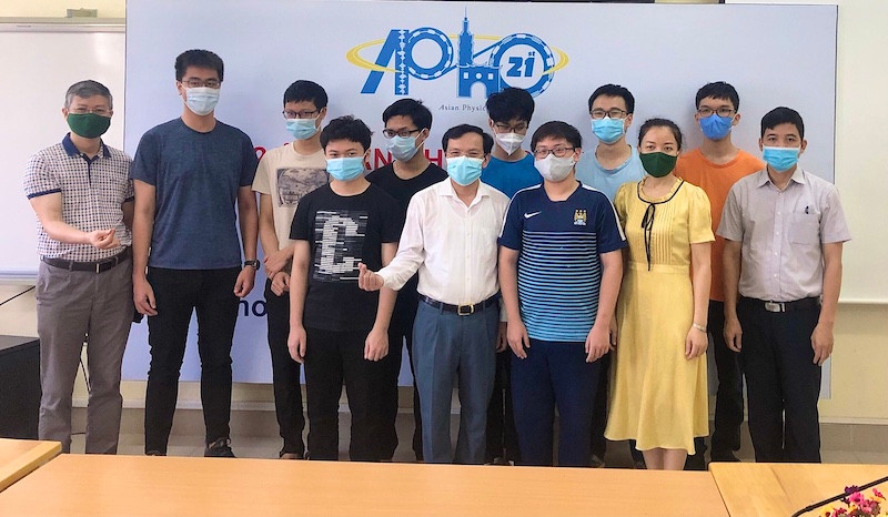 Đội tuyển học sinh Việt Nam dự thi APhO năm 2021 chia vui cùng các thầy cô