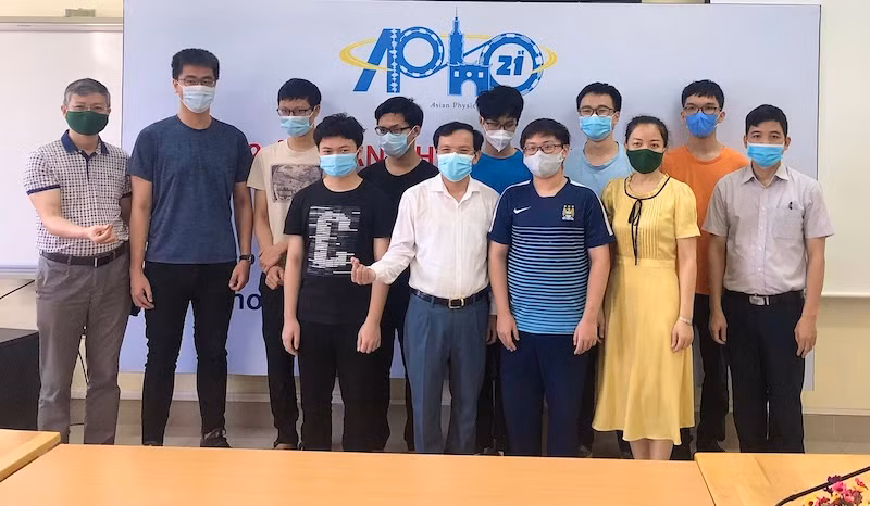 Đội tuyển học sinh Việt Nam dự thi APhO năm 2021 chia vui cùng các thầy cô
