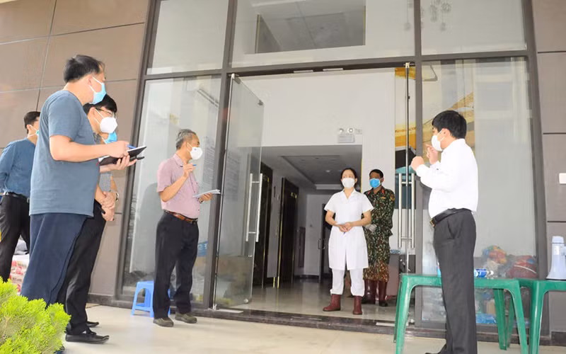 Nhóm kiểm tra, giám sát - Bộ phận thường trực Bộ Y tế làm việc với cán bộ trong khu cách ly tập trung tại Bắc Ninh. 