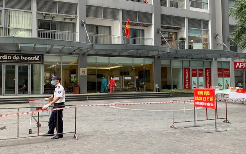 Lực lượng chức năng cách ly tòa Park 11 Times City Park Hill Premium. (Ảnh: VIỆT ANH)