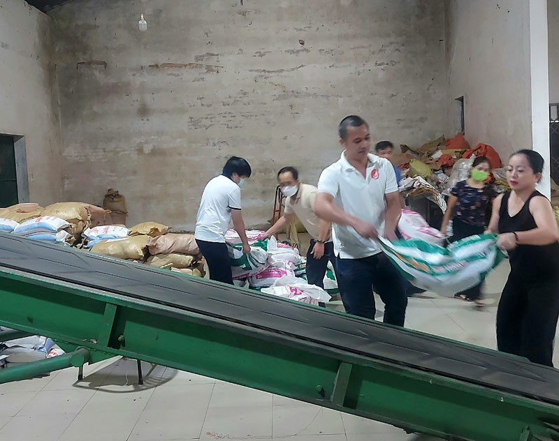 Tiếp nhận, phân chia các hàng lương thực, thực phẩm thiết yếu để chuyển đến đồng bào các bản La Ngan, Lưu Tiến. Hỗ trợ gần 9 tấn hàng hóa cho bà con dân tộc thiểu số xã Chiêu Lưu -0