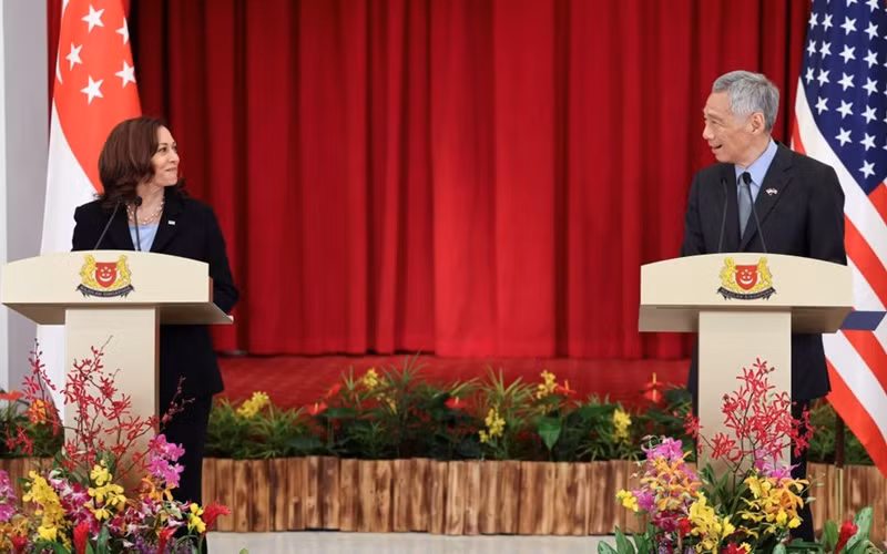 Thủ tướng Singapore Lý Hiển Long và Phó Tổng thống Mỹ Kamala Harris trong cuộc họp báo chung ngày 23/8. (Ảnh: Reuters)