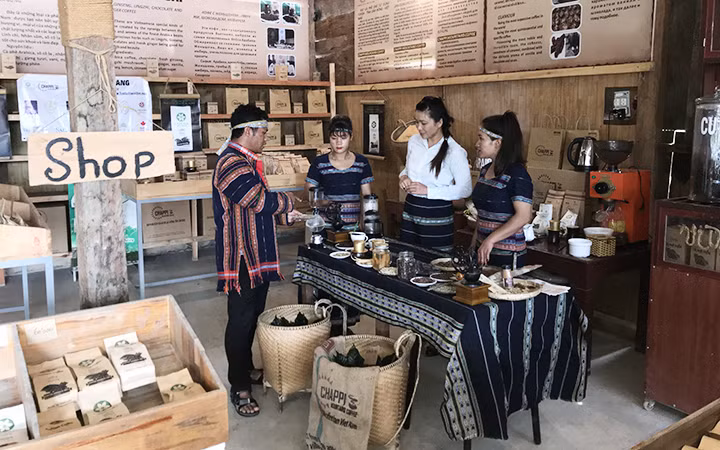 Thạch Thảo (áo trắng) hướng dẫn các xã viên pha chế cà-phê.