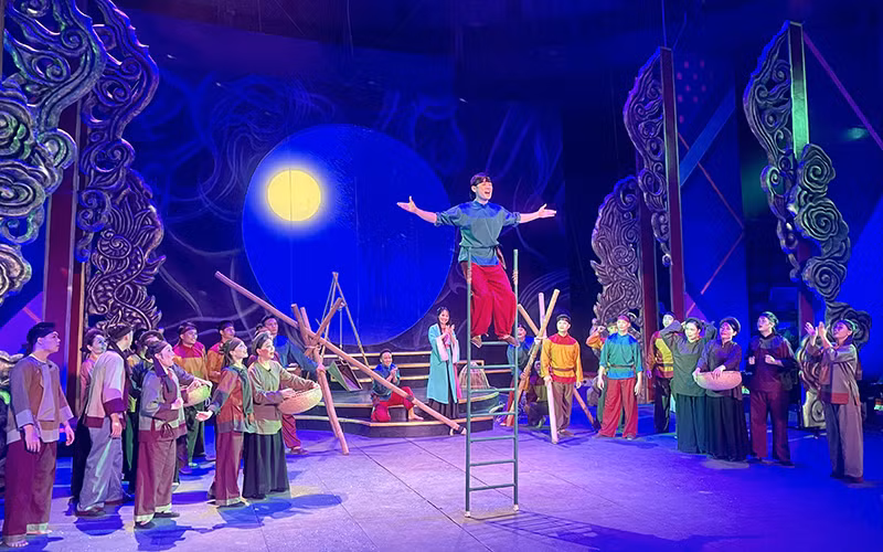 Cảnh trong vở xiếc cải lương Thượng Thiên Thánh Mẫu.