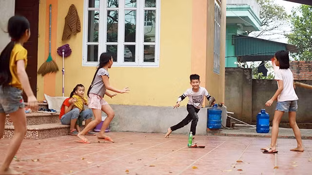 Trẻ em Sơn Lôi vui đùa, trở lại với cuộc sống thường nhật. Ảnh: TTXVN