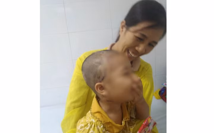 Người thân chăm sóc trẻ sau can thiệp y tế.