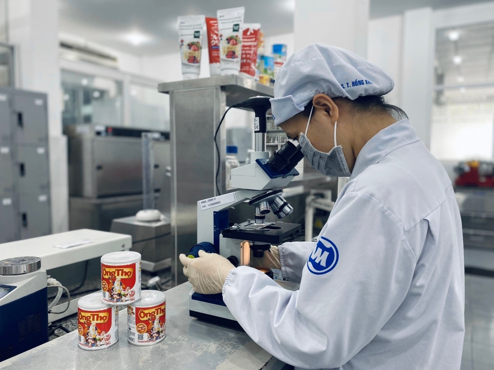 Các nhà máy Vinamilk hiện sở hữu nhiều giấy chứng nhận tiêu chuẩn quốc tế nghiêm ngặt để bảo đảm chất lượng sản phẩm. Với 13 nhà máy hiện đại, Vinamilk hiện có thể sản xuất hơn 28 triệu hộp sữa nước mỗi ngày -0