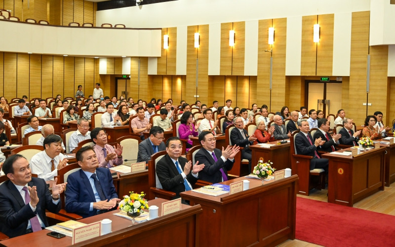 Bí thư Thành ủy Vương Đình Huệ cùng các đồng chí lãnh đạo Hà Nội, Huế và TP Hồ Chí Minh dự buổi tọa đàm. KET_9298-1601732017649.jpeg