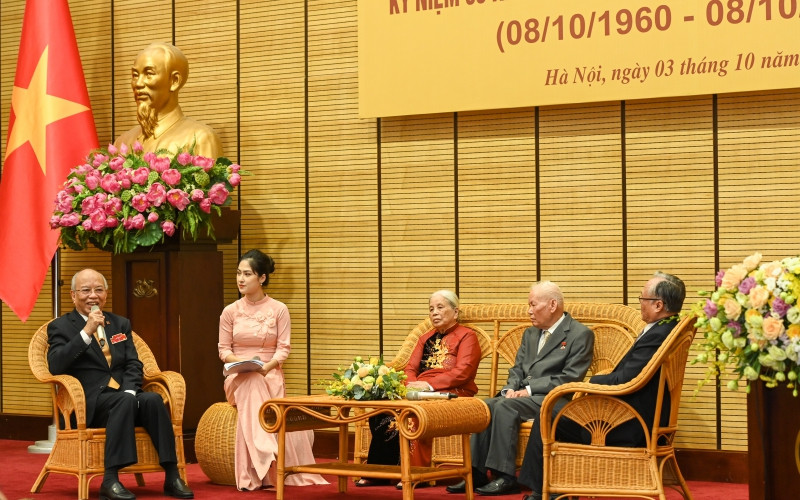 Các nhân chứng lịch sử trao đổi tại buổi tọa đàm.