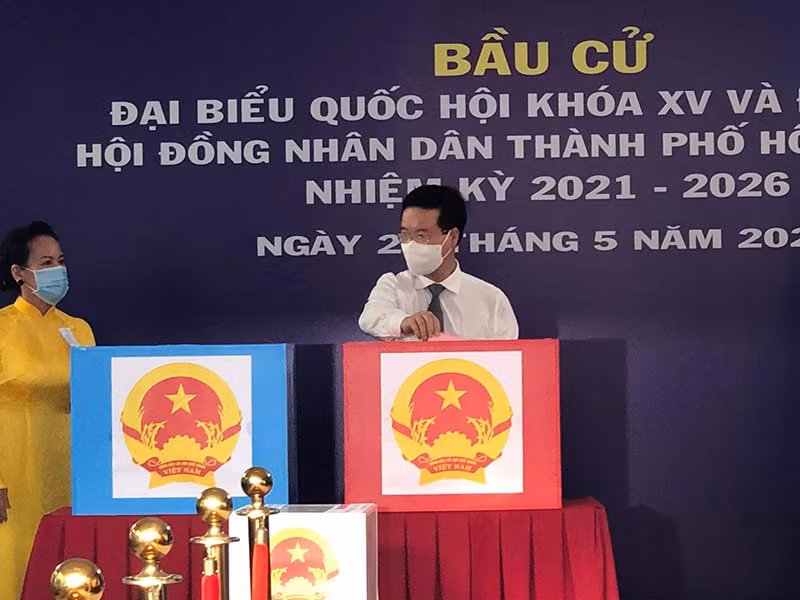 Đồng chí Võ Văn Thưởng là cử tri đầu tiên bỏ phiếu tại khu vực bầu cử số 71.