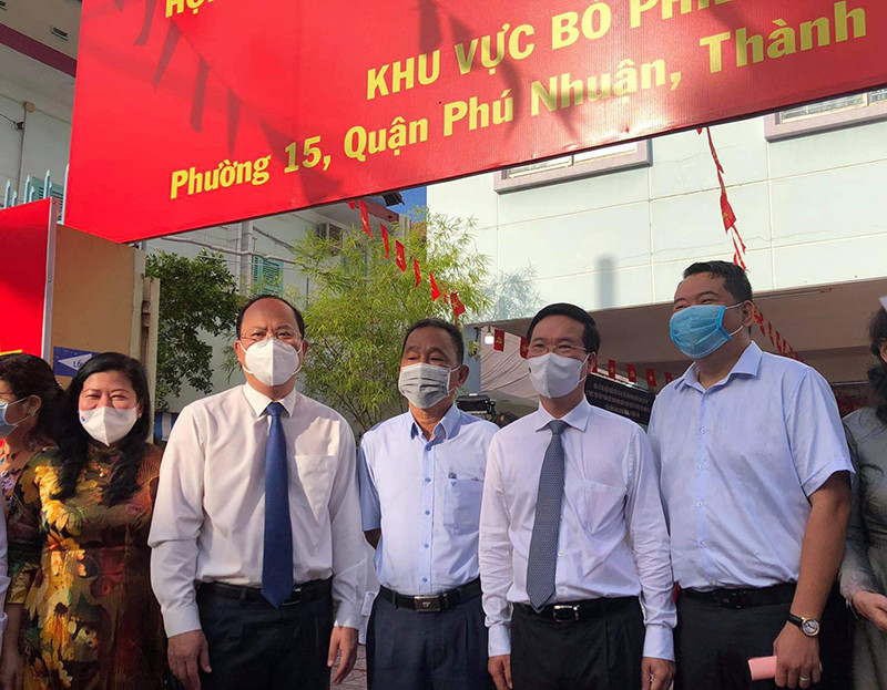 Đồng chí Võ Văn Thưởng và các đại biểu vui mừng sau khi hoàn thành nghĩa vụ công dân. Khu vực bỏ phiếu số 71, phường 15, quận Phú Nhuận, TP Hồ Chí Minh -0