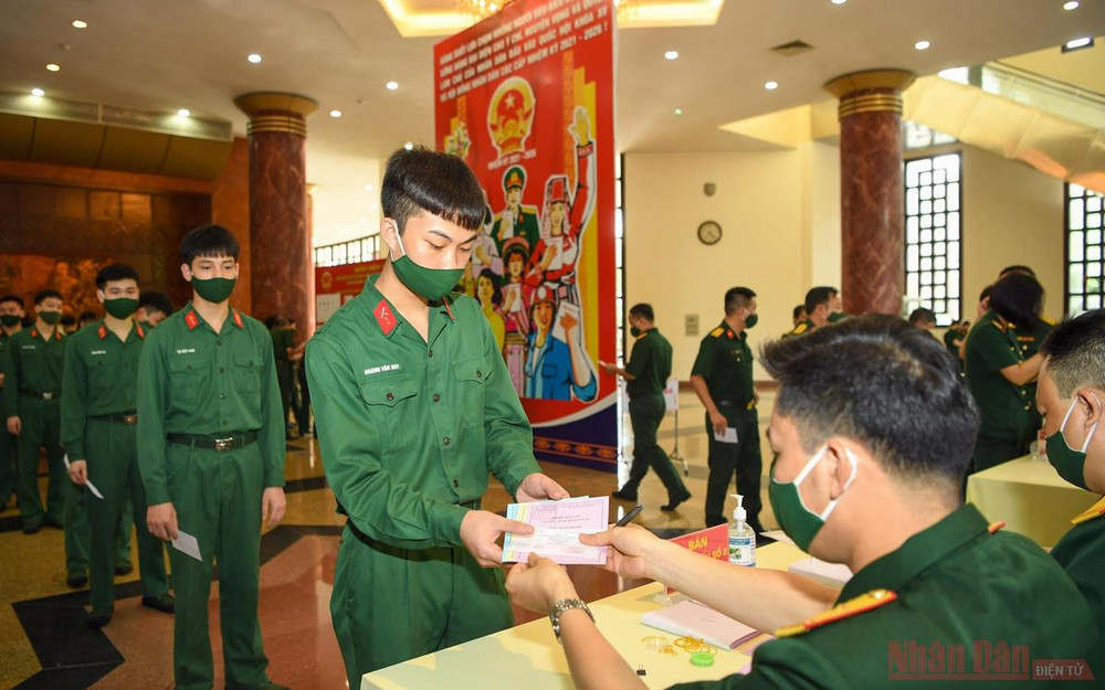 Các cử tri trẻ tuổi thuộc lực lượng vũ trang nhận phiếu bầu cử tại khu vực bỏ phiếu số 11, phường Điện Biên Phủ, quận Ba Đình. Ảnh: Trọng Hải Người dân Thủ đô trong “Ngày hội non sông” -1