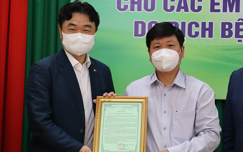 Lãnh đạo Ủy ban Mặt trận Tổ quốc Việt Nam tỉnh Đồng Nai trao thư cảm ơn nhà tài trợ. Đồng Nai tặng quà các em mồ côi cha, mẹ do dịch Covid-19 -0