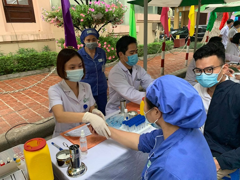 Từ sáng sớm, các nhân viên y tế đã đến lấy máu xét nghiệm để xem đủ điều kiện hiến máu hay không. Cạn kiệt nguồn máu cho công tác phẫu thuật, điều trị -0