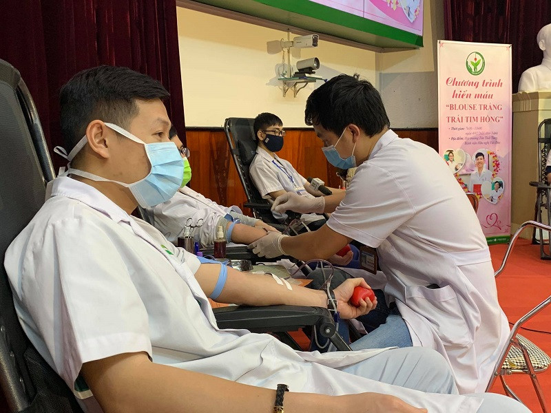 Nhiều cán bộ y tế vừa trải qua đêm trực vất vả vẫn tham gia hiến máu. Cạn kiệt nguồn máu cho công tác phẫu thuật, điều trị -0