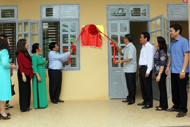 Bàn giao nhà lớp học điểm trường Pói Lanh, xã Mường Và. Bàn giao 107 nhà tình thương cho các hộ nghèo huyện Sốp Cộp -0