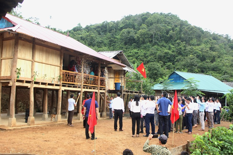 Bàn giao nhà cho một hộ gia đình ở bản Cà Nàng, xã Mường Và. Bàn giao 107 nhà tình thương cho các hộ nghèo huyện Sốp Cộp -0