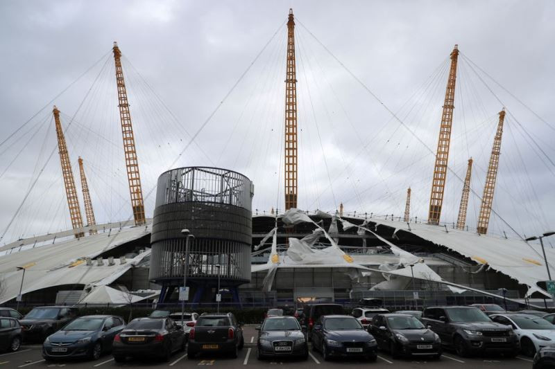 Mái vòm của nhà thi đấu O2 bị gió mạnh làm hư hại trong bão Eunice, London, Anh, ngày 18/2/2022. (Ảnh: REUTERS) Bão Eunice càn quét châu Âu, ít nhất 9 người thiệt mạng -0