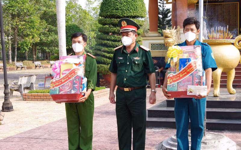 Quân khu 9 tặng hơn 2 tỷ đồng cho “Quỹ vì người nghèo” huyện Mỹ Tú, tỉnh Sóc Trăng -0