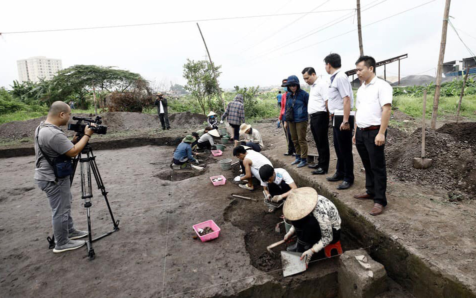 GS Lâm Mỹ Dung (người mặc áo bò xanh, đứng trên bờ) tại hiện trường di chỉ Vườn Chuối. Những bóng hồng trên công trường khảo cổ -0
