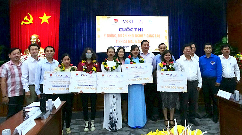 Ban tổ chức trao giải cho các thí sinh tại vòng chung kết “Ý tưởng, dự án khởi nghiệp sáng tạo tỉnh Cà Mau năm 2020”. Ý tưởng về con Ba Khía đạt giải nhất về khởi nghiệp sáng tạo tại Cà Mau -0