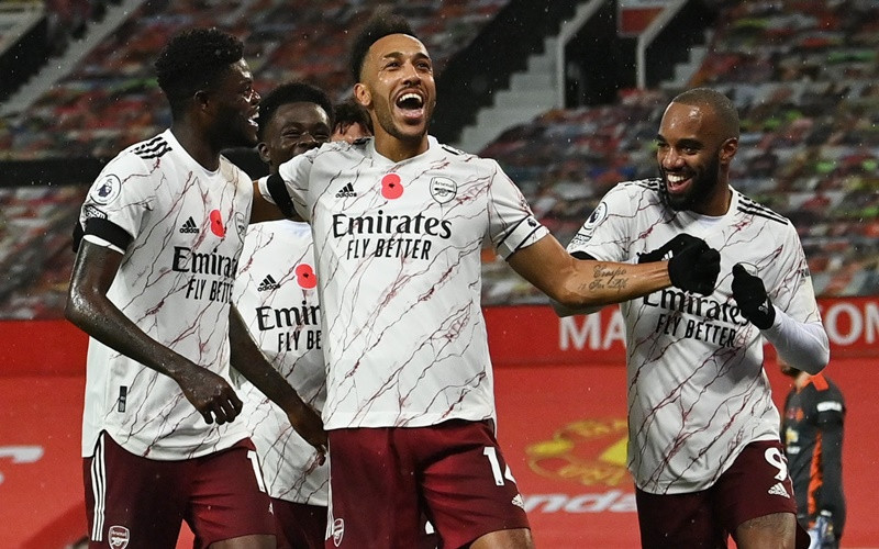 Aubameyang (giữa) ghi bàn thắng duy nhất cho Arsenal.