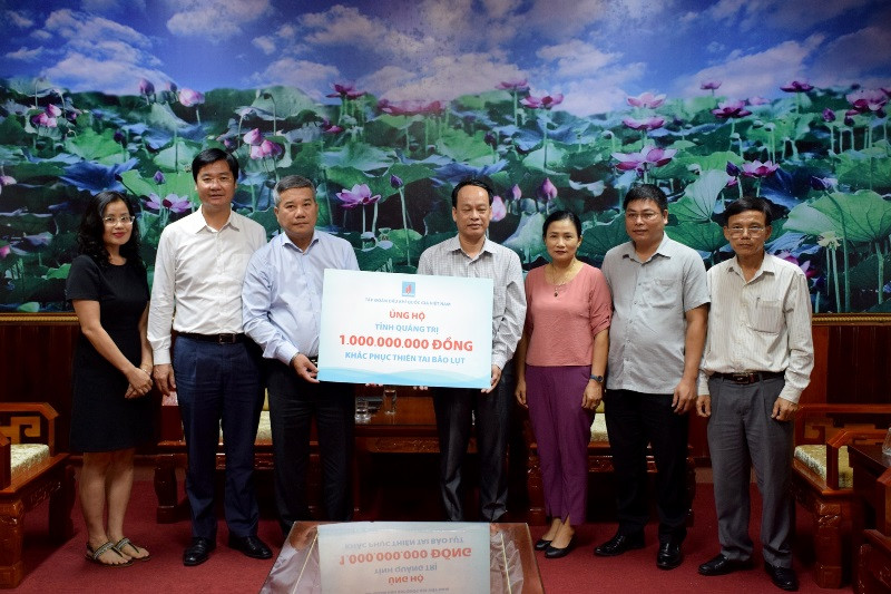 Lãnh đạo PVN trao quà ủng hộ đồng bào lũ lụt tỉnh Quảng Trị. 15 ngày, PVN quyên góp ủng hộ miền trung và người nghèo 328 tỷ đồng -0
