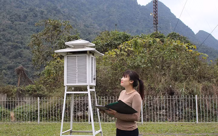 Quan trắc viên tại trạm Hồi Xuân, Thanh Hóa (Ảnh: KTTV).