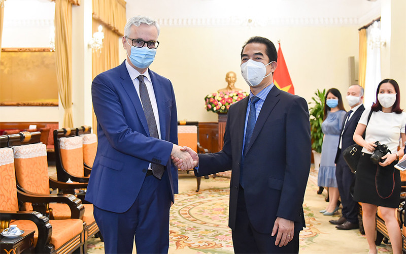 Thứ trưởng Ngoại giao Tô Anh Dũng và Đại sứ Đức tại Việt Nam Guildo Hildner. (Ảnh: Bộ Ngoại giao) Đức hỗ trợ Việt Nam thêm 2,6 triệu liều vaccine ngừa Covid-19 -0