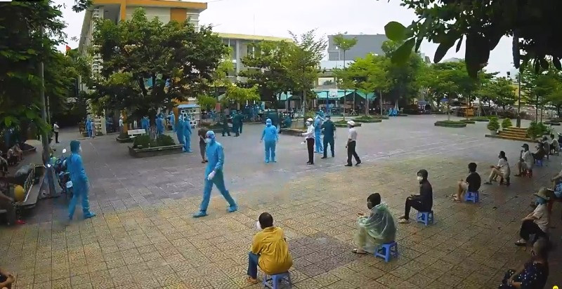 Người dân đội mưa chờ đến lượt lấy mẫu xét nghiệm. Đà Nẵng lấy mẫu xét nghiệm diện rộng khu vực phong tỏa -0