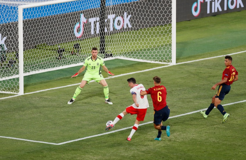 Lewandowski bỏ lỡ cơ hội vàng để gỡ hòa ngay trước khi hiệp một khép lại. (Ảnh: UEFA) Phung phí cơ hội, Tây Ban Nha tiếp tục bị cầm hòa -0